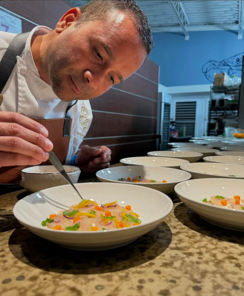 Chef Waldemar Marrero terminando un plato en el pase