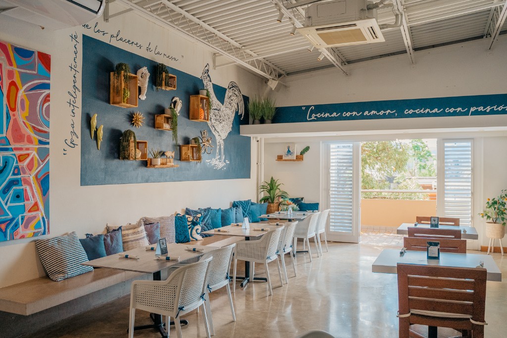 Salón de día, con la frase en la pared y la banca azul